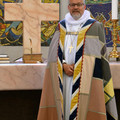 Billede af biskoppen i bispekåbe foran alterbordet i Ribe Domkirke